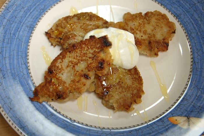 Яблочные оладушки с грецкими орехами и изюмом 