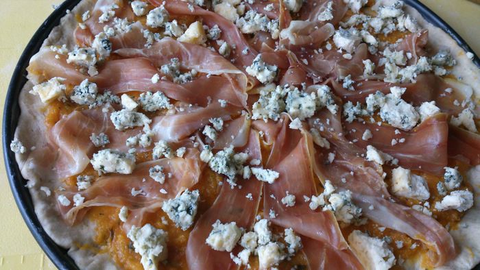 Пицца из ржаной муки с тыквенным соусом и хамоном