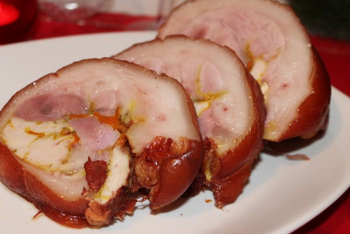 Рулет из рульки с куриной начинкой