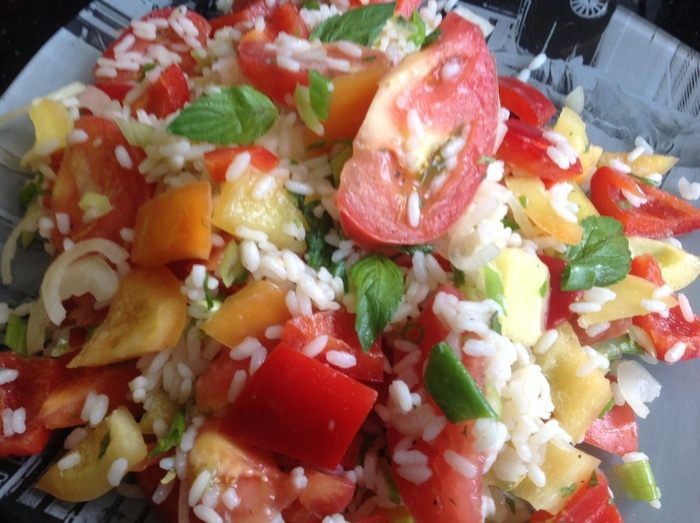 Летний рисовый салат с овощами