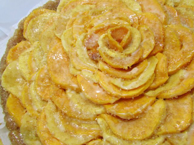 Пирог с карамелизированной тыквой, фисташками и марципаном