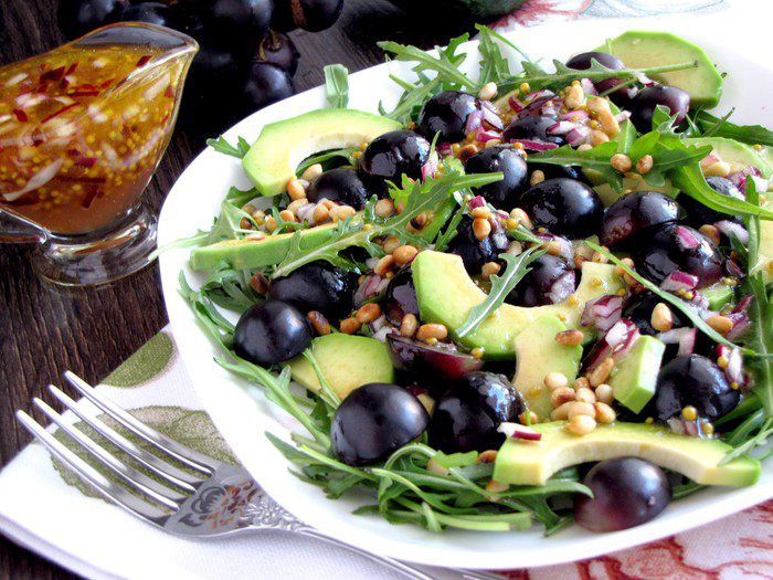 Салат с авокадо и черным виноградом