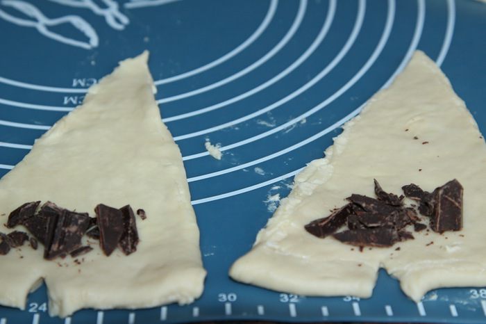 Круассаны с шоколадом (романтический завтрак)