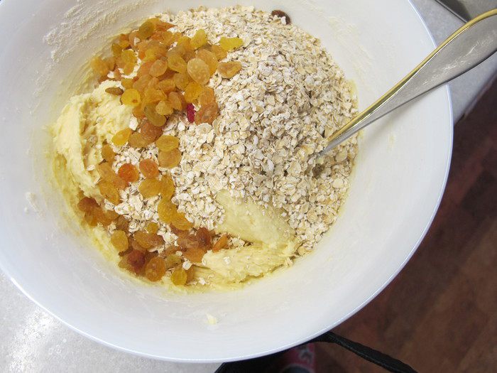 Мягкое овсяное печенье с изюмом