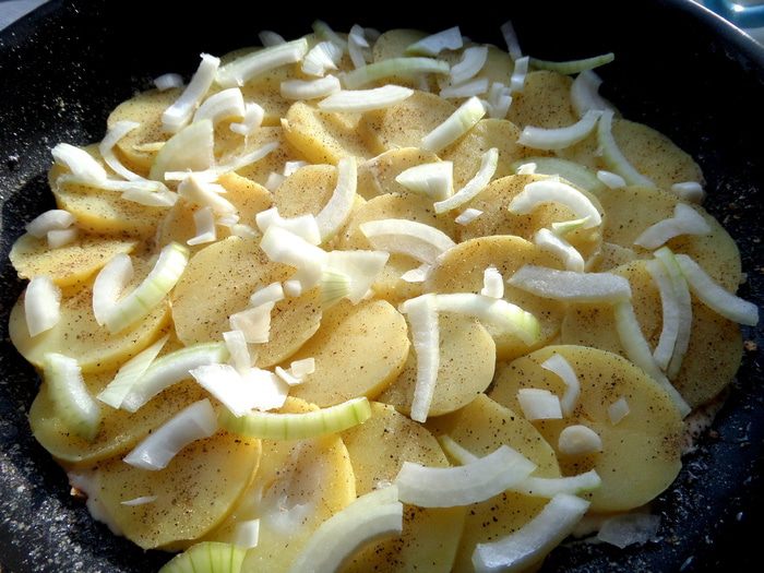 Золотистый заливной пирог с рыбой