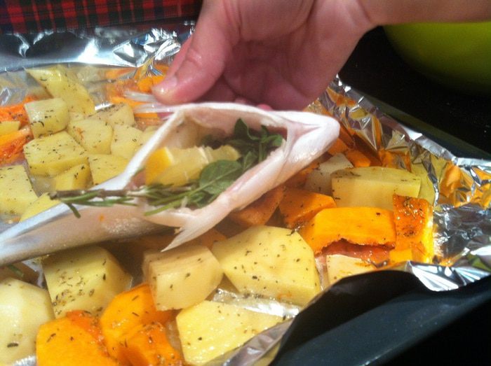 Дорада, запеченная с овощами и травами