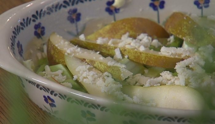 Крамбл с ревенем, грушей и марципаном 