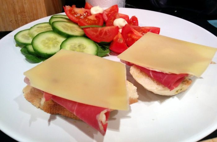 Завтрак с яйцами Бенедикт