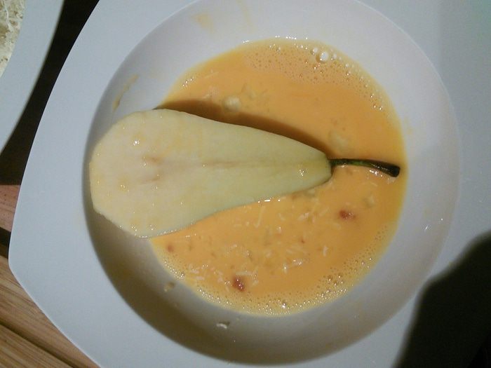 Салат с панированной грушей и ореховой заправкой 