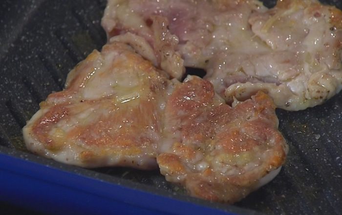 Рисовый салат с курицей, ананасом и сладким перцем 