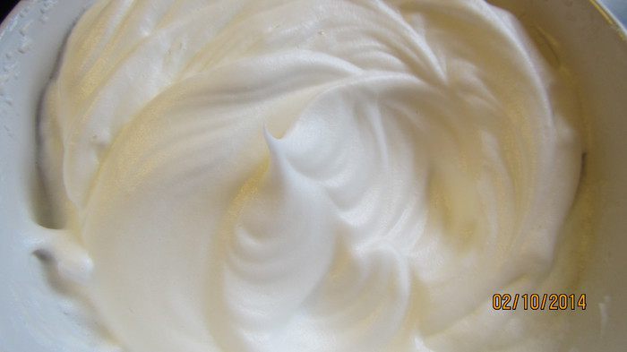 Яблочная запеканка с изюмом и миндалем