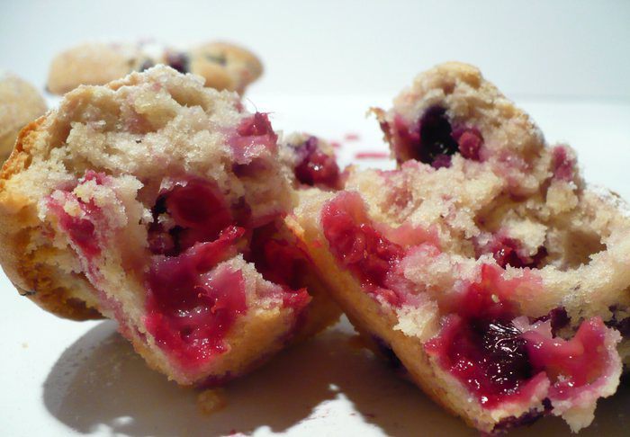 Маффины с белым шоколадом и лесными ягодами