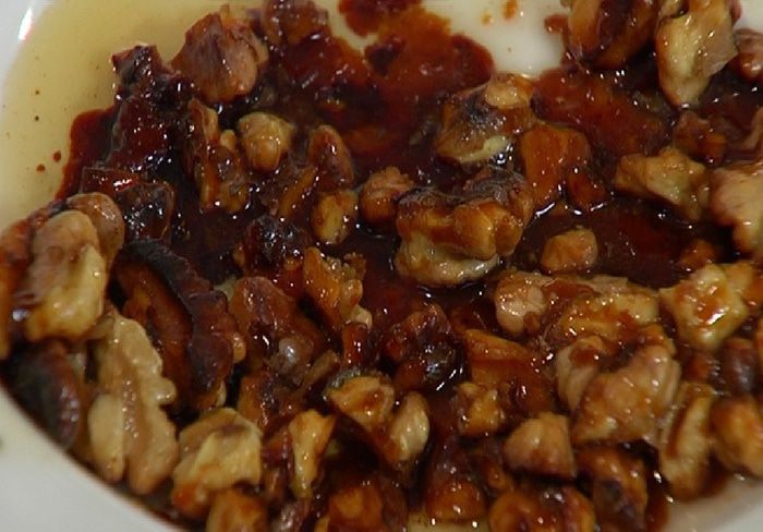 Взбитые сливки с томлеными сливами и карамелизированными орехами 