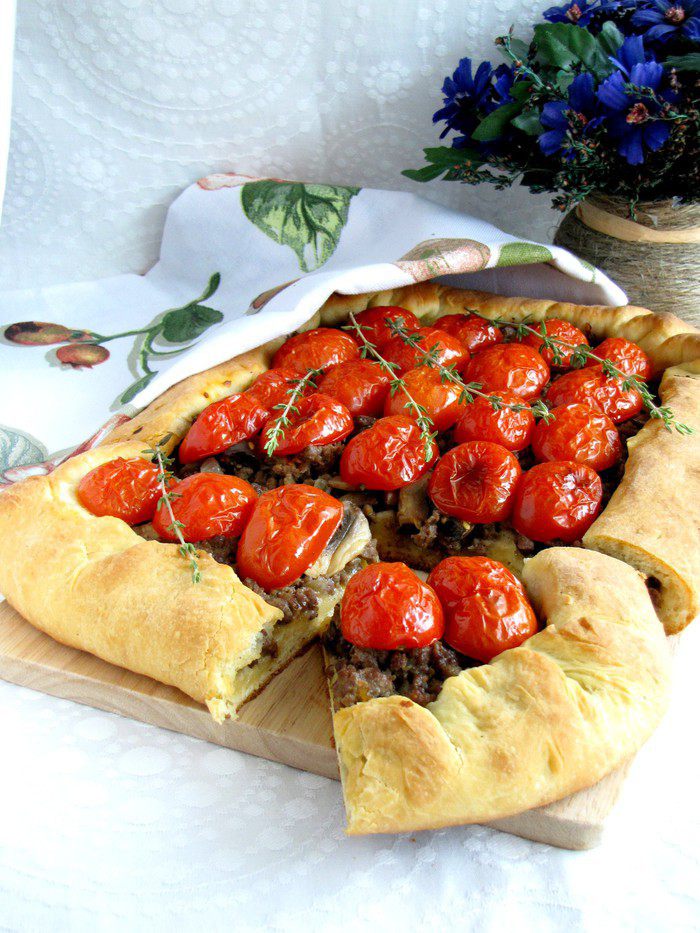 Открытый пирог с бараниной, грибами и помидорами