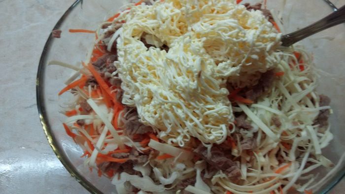 Мясной салат с капустой и морковью