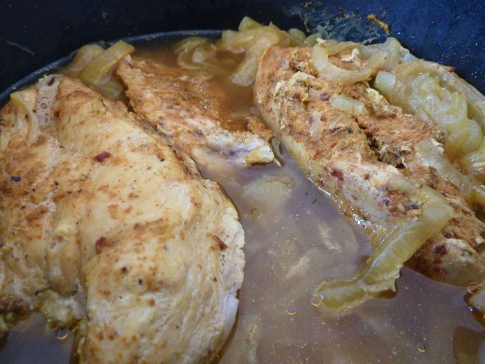 Куриная грудка под грибным соусом