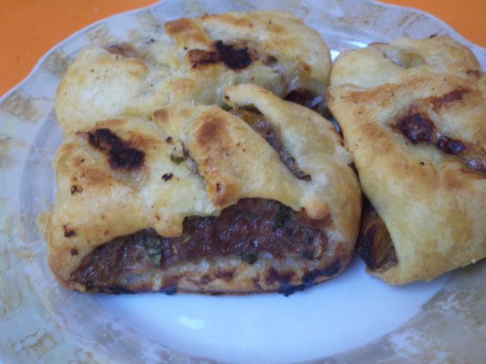 Слоеные пирожки с мясной начинкой