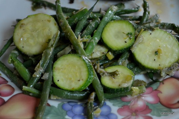 Зеленая фасоль и цукини с соусом Verte