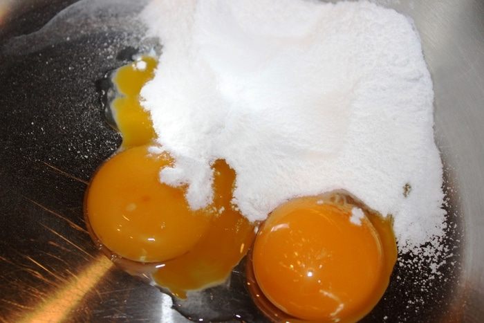 Шоколадно-ананасовый десерт с меренгами