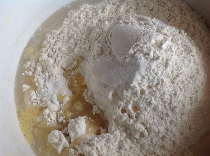 Пирог со свининой, щавелем и сыром