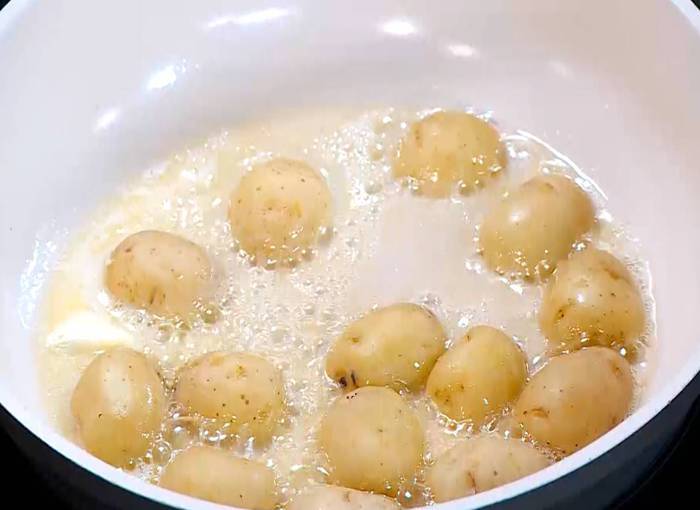 Салат из молодого картофеля с редисом и заправкой из феты 