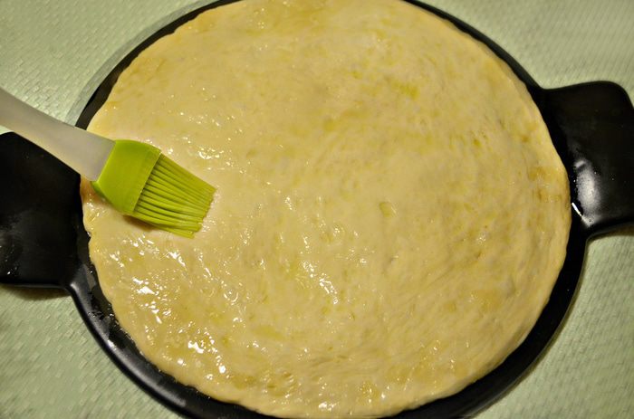 Пицца с цветками цукини и лесными грибами