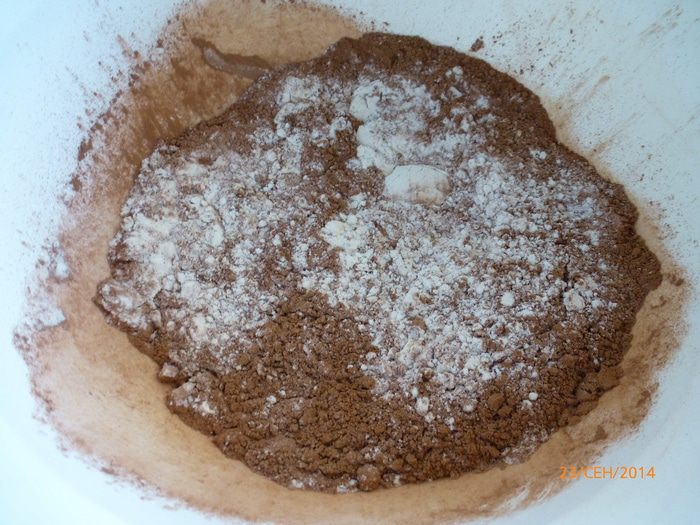 Шоколадный пирог со сливами и штрейзелем