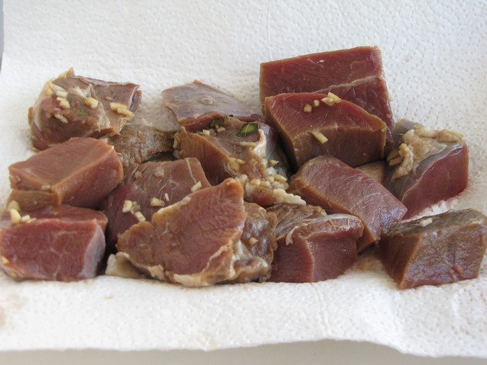 Баранина в пиве с пряными сливами