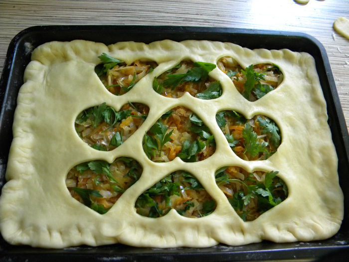 Масляный пирог с маринованной капустой