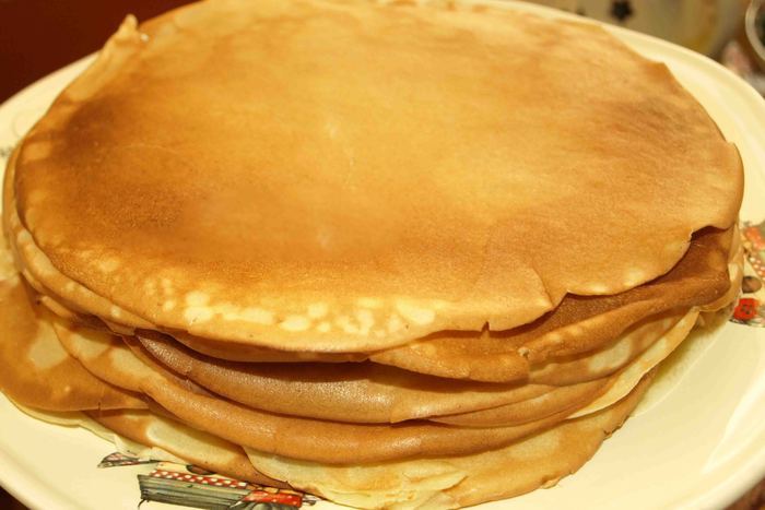 Простые блины с салатом из свеклы и селедки