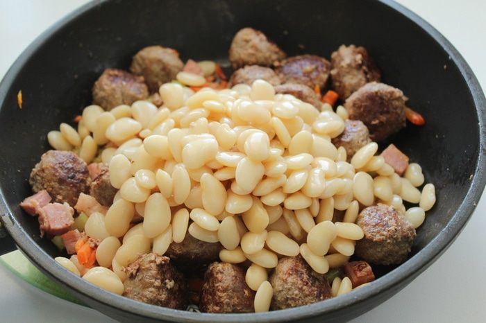 Фрикадельки с фасолью и овощами