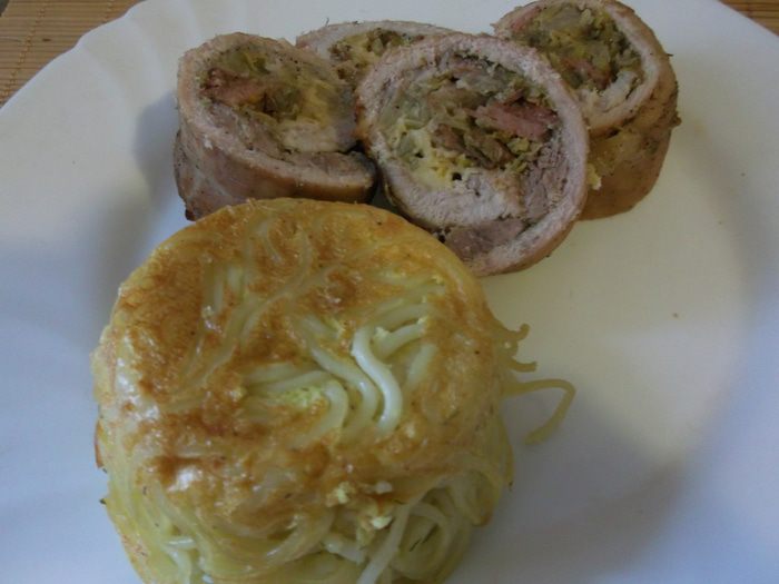 Мясной рулет с квашеной капустой