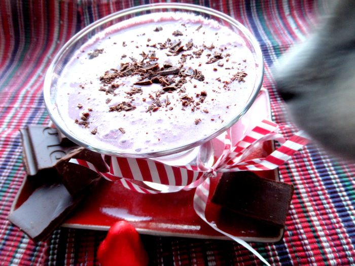 Прохладный коктейль из мороженого с черникой