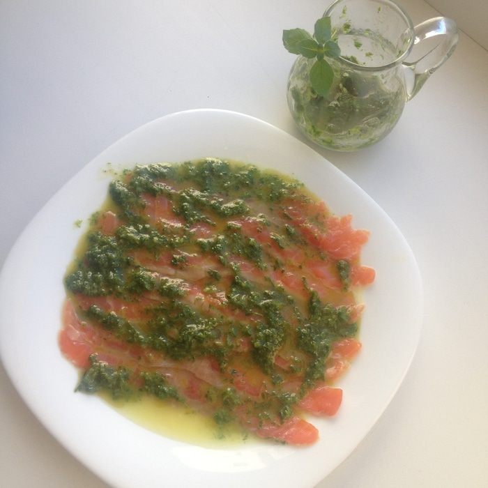 Карпаччо из форели с дыней, моцареллой и мятным песто