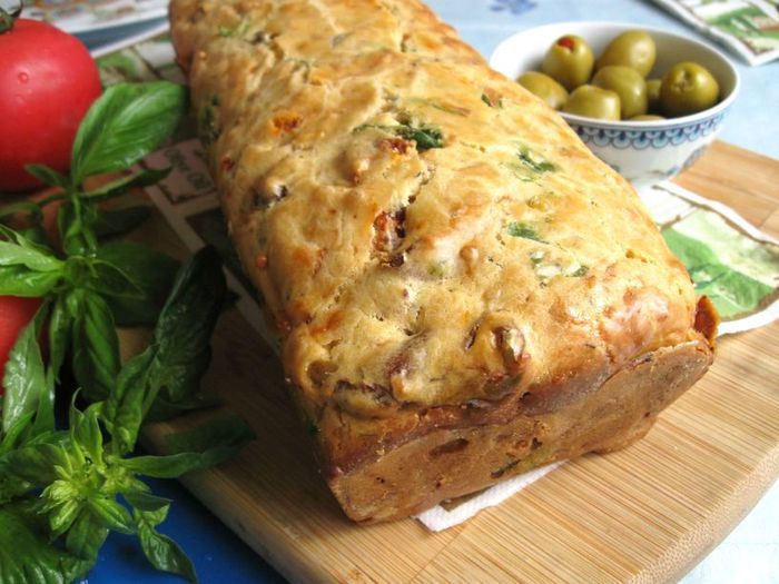 Кекс закусочный с вялеными помидорами, оливками и шпинатом