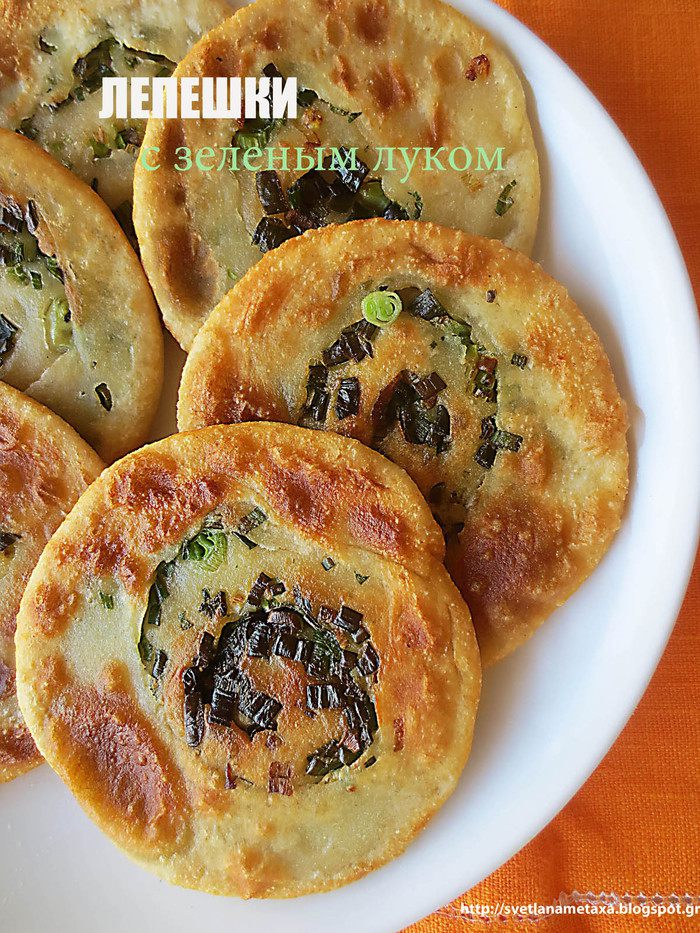 Слоеные лепешки с зеленым луком