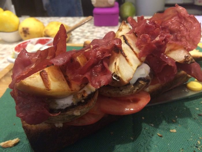 Хрустящий сэндвич с грушами-гриль и запеченными грибами