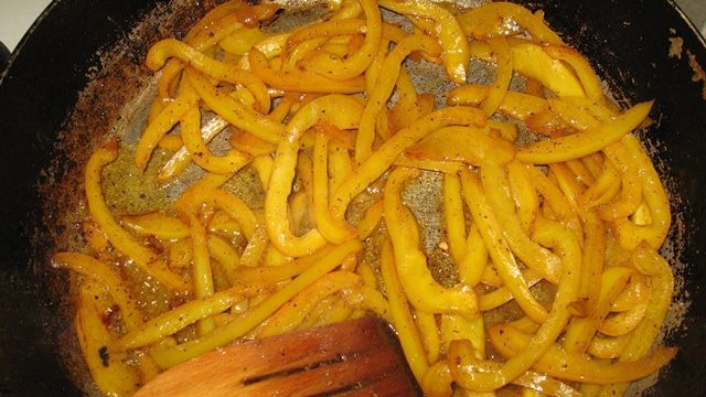 Куриная грудка с паприкой по-тайски