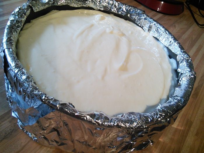 Кремовый чизкейк с клубничным соусом