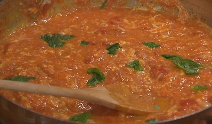 Яичница-болтунья с помидорами и базиликом 