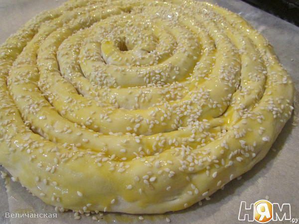 Слоеный пирог с форелью и картофелем