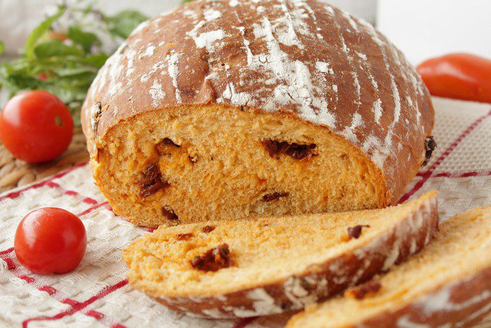 Хлеб с вялеными помидорами