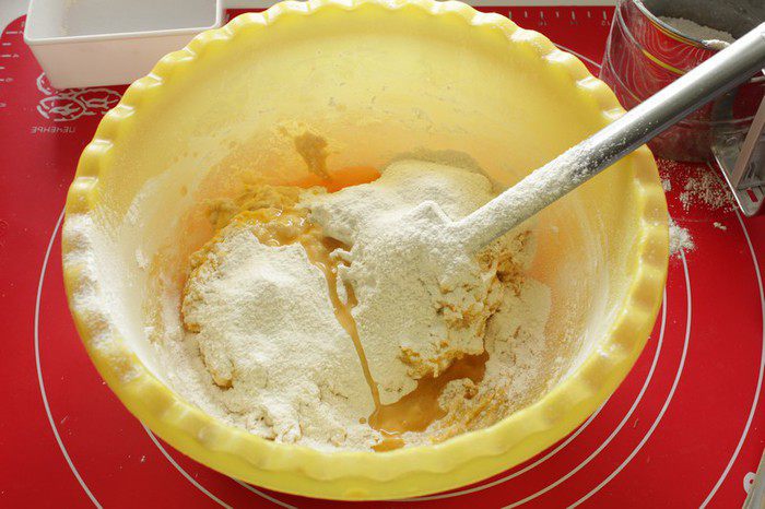 Хлеб с тыквой, чесноком и перцем