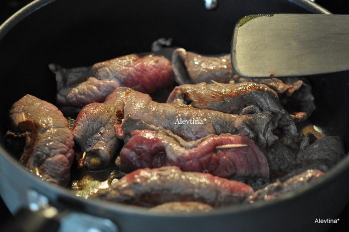 Мясные рулеты с орехами и вялеными помидорами