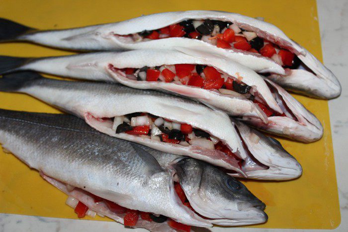 Запеченный фаршированный сибас