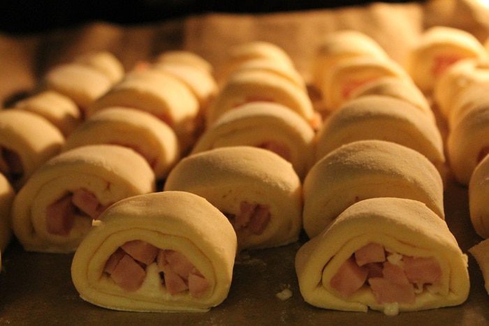 Слойки с ветчиной и моцареллой