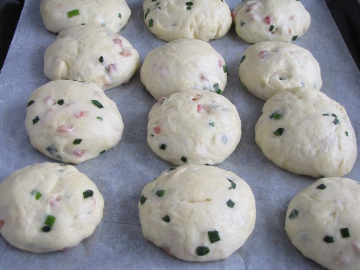 Булочки с зеленым луком и ветчиной