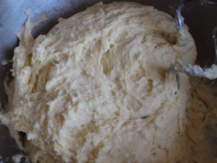 Пасхальные творожные булочки с заварным кремом и абрикосами