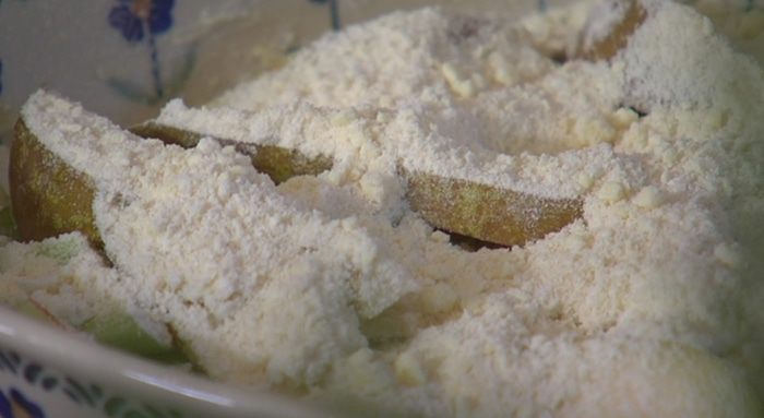 Крамбл с ревенем, грушей и марципаном 