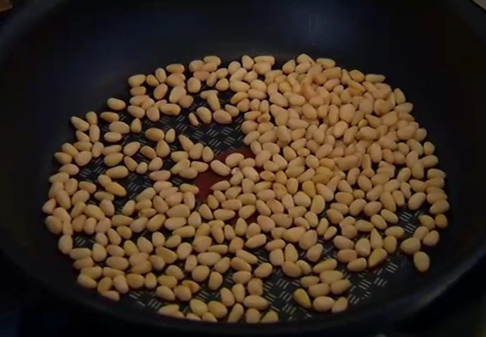 Теплый салат с макаронами, тыквой и руколой